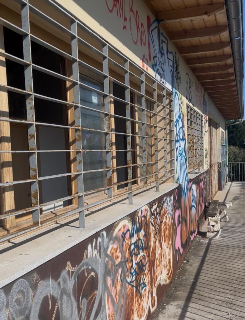 El PSOE denuncia el abandono del Centro del Pajariel en Otero y exige su apertura como eje de turismo de naturaleza