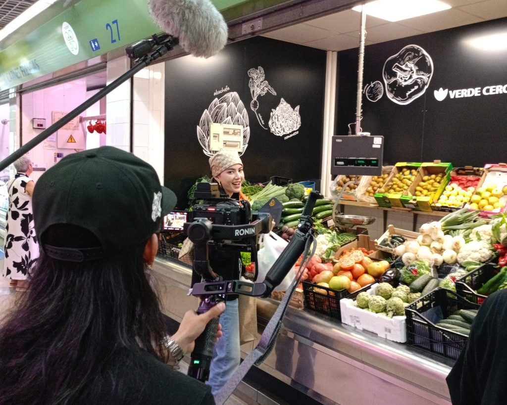 El reality 'What A Trip 2' graba en la Herrería de Compludo y el Mercado de Abastos para promocionar Ponferrada en Asia