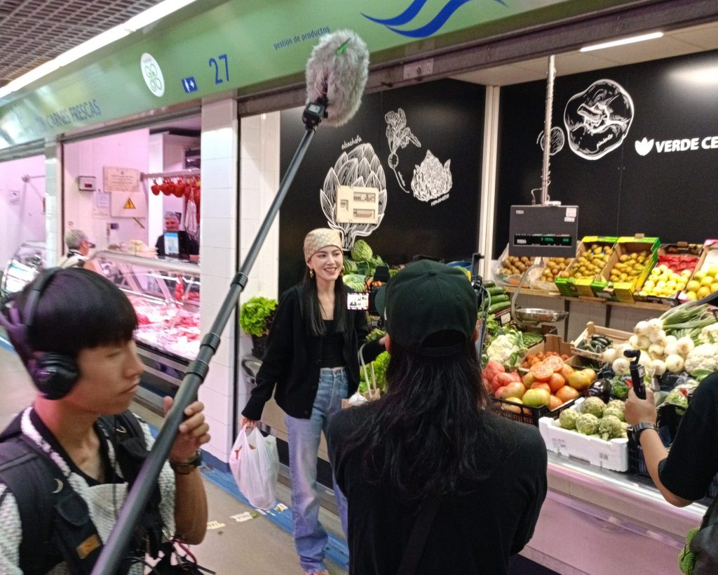 El reality 'What A Trip 2' graba en la Herrería de Compludo y el Mercado de Abastos para promocionar Ponferrada en Asia