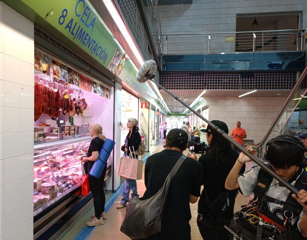 El reality 'What A Trip 2' graba en la Herrería de Compludo y el Mercado de Abastos para promocionar Ponferrada en Asia