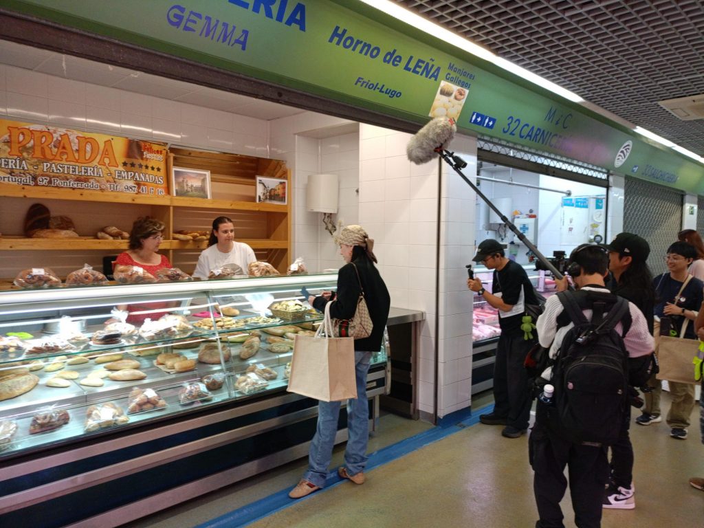 El reality 'What A Trip 2' graba en la Herrería de Compludo y el Mercado de Abastos para promocionar Ponferrada en Asia